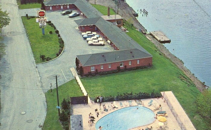 Riverside Motel & Marina (Riverside Motel) - Vintage Postcard (newer photo)
